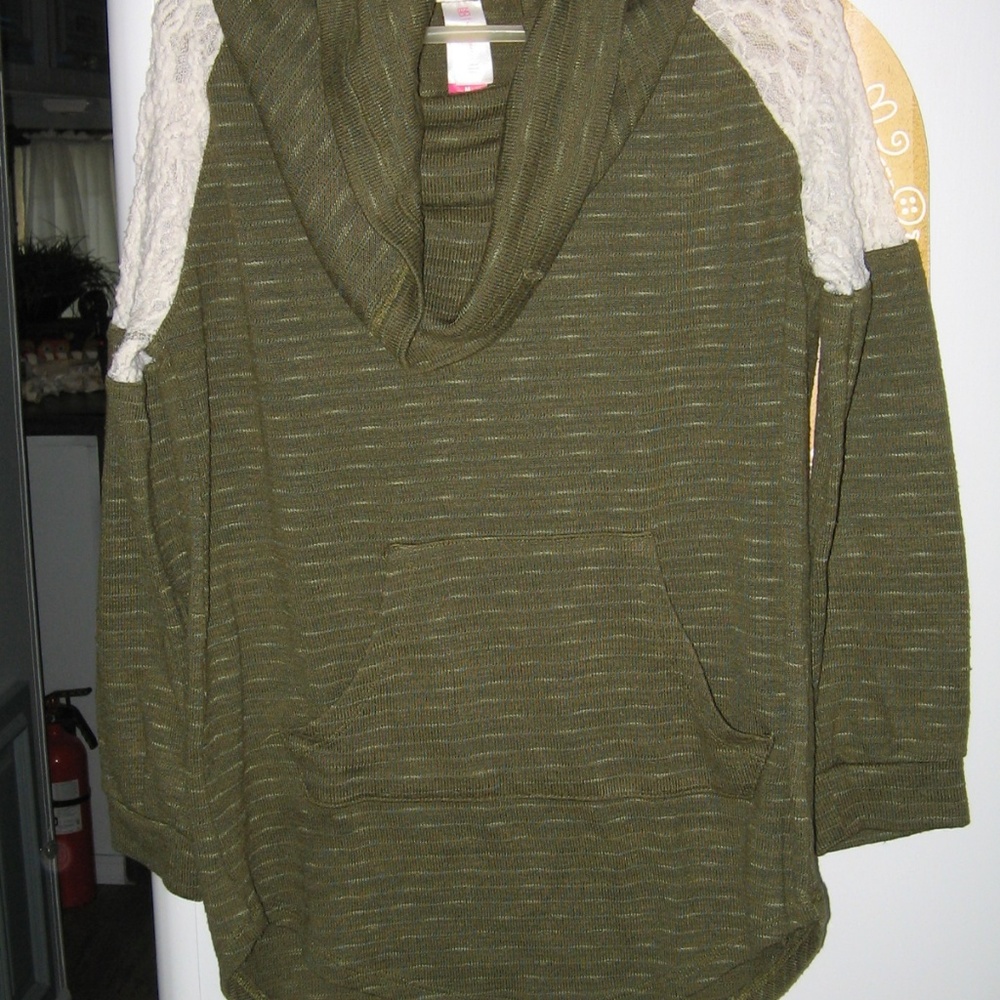 No Boundaries green sweater/shirt